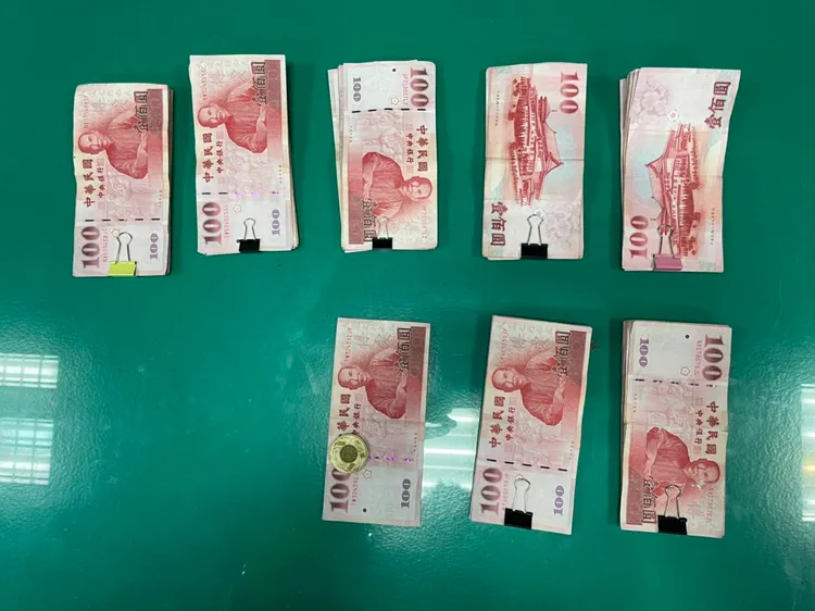 警方起出贓款。大園警分局提供