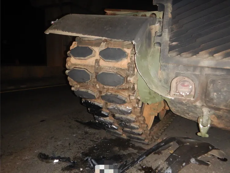 小客車撞上戰車履帶。楊梅分局提供