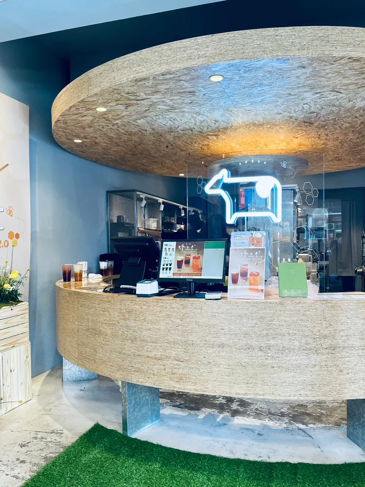 迷客夏在天母打造全新門市，由日本設計師操刀，全透明落地窗玻璃與圓弧木質調簡約設計，融入品牌精神。曾仲葳攝