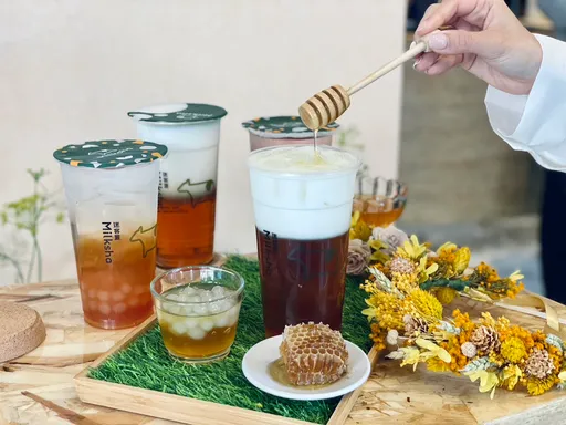 手搖飲蜂迷季2.0來了!超「蜂」新品買2杯送正能量磁鐵