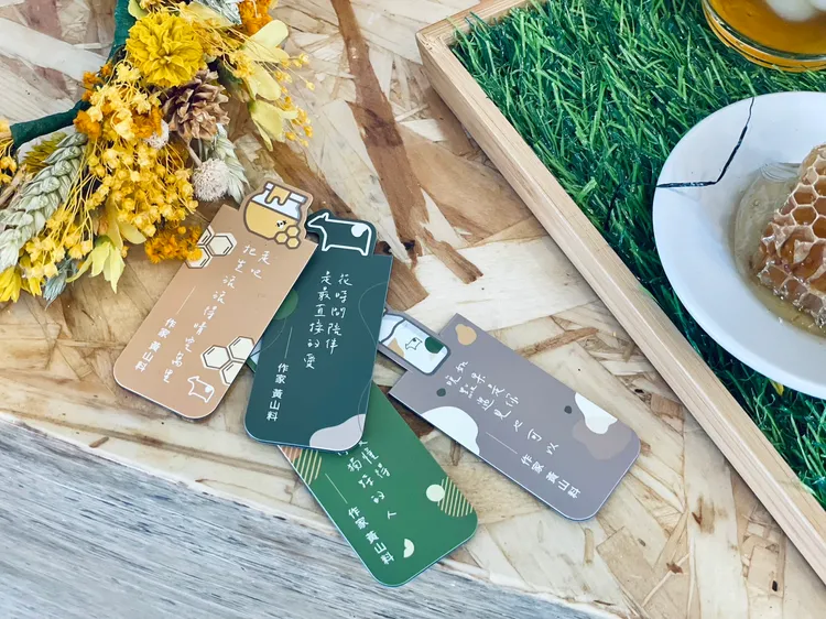 迷客夏攜手作家黃山料推出限量正能量愛情療癒系書籤磁鐵。曾仲葳攝