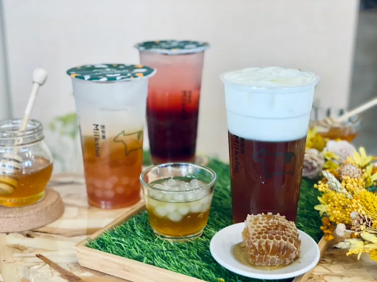 從左到右分別為柚蜜白玉、蜜啵雪寶、蜜香烏龍拿鐵。曾仲葳攝