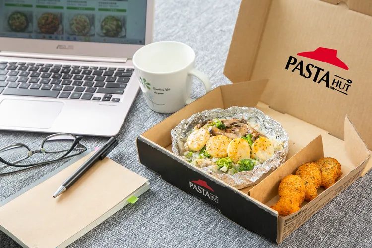 必勝客PK雙饗卡APP祭出平日個人餐專屬優惠，買Pasta Hut紙包義大利麵、飯，或指定口味個人比薩，加1元就享副食4選1。業者提供