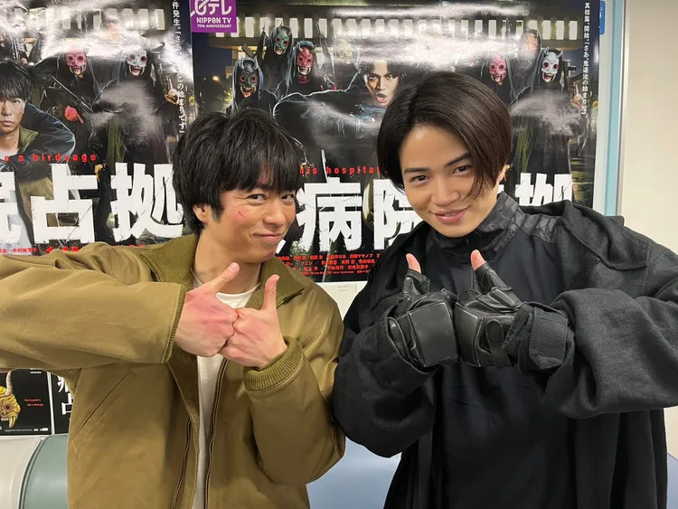 菊池風磨15年前因崇拜櫻井翔而決定當藝人。沒想到有一天能一起演出日劇《佔領大醫院》。翻攝官方推特