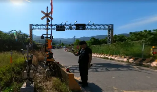 撞斷平交道柵欄 台東女大生頭重創命危!機車滑行50公尺