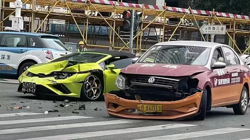 女學員開教練車「撞上藍寶堅尼」 網驚:芭比Q了出道即巔峰