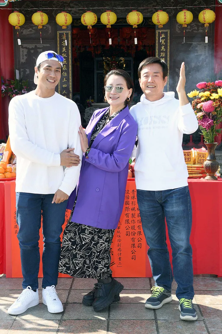 莊凱勛（左起）和陳亞蘭及檢場合作。華視提供