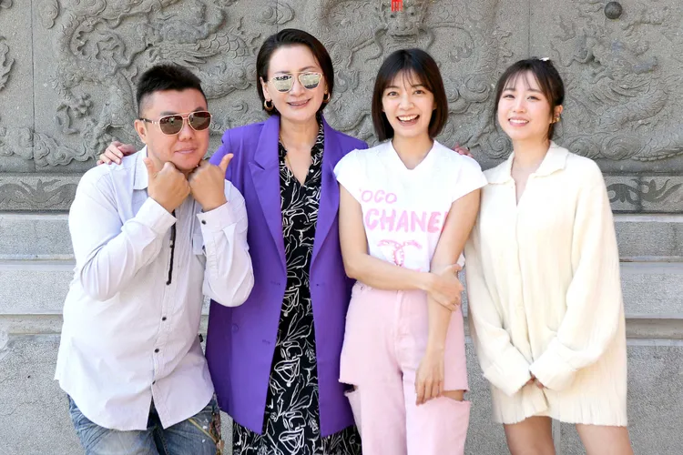 羅裕誴（左起）、 陳亞蘭、林雨宣和茵聲出席開鏡。華視提供