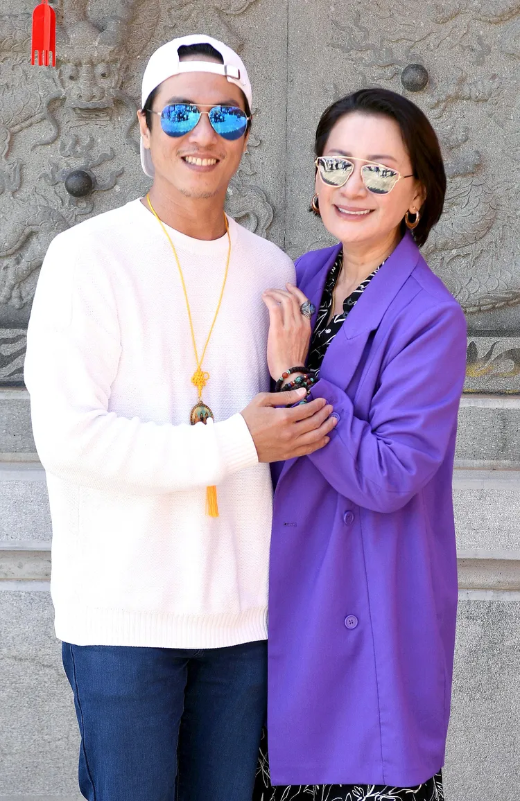 莊凱勛（左）喊陳亞蘭來年進攻金鐘。華視提供