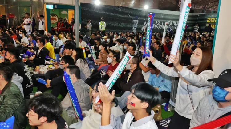 「2023年經典賽直播派對」，擠滿民眾。莊宗達攝