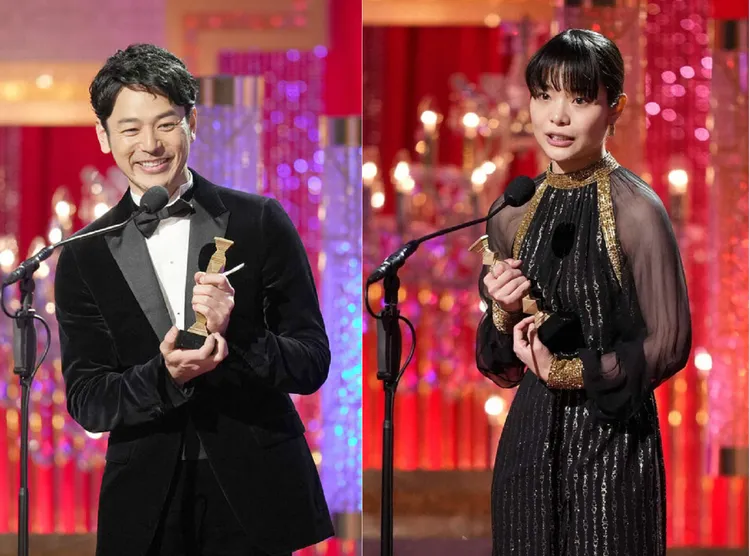 妻夫木聰（左圖）捧最佳男主角露出帥氣笑容，岸井雪乃（右圖）首次封后感到惶恐。翻攝natalie