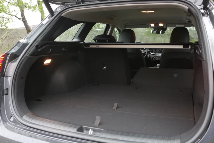 旅行車最讓人喜愛的行李廂機能，在一般狀態即擁有521公升容積，座椅倒平之後可擴充到1581公升的胃納量。林浩昇攝