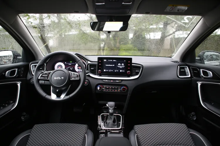 Kia小改款Ceed Sportswagon將12.3吋全數位儀表板列為標配，同時也新增十向可調式電動駕駛座與駕駛座電動記憶功能。林浩昇攝