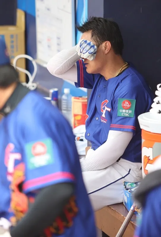 中華隊不敵古巴無緣8強，張育成落淚。中央社