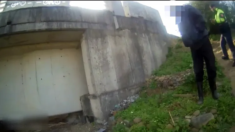 警方在橋下發現黎男身影。蘆洲警分局提供