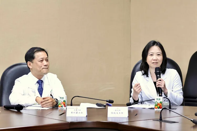 兒童外科主任蔡昕霖(左)、一般兒科主任張瑞文(右)。施昂強攝