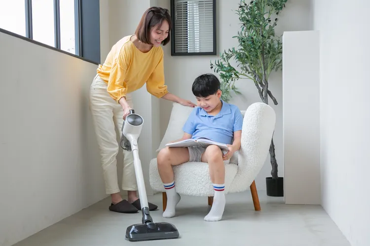 小兒科醫師提醒，需搭配正確的打掃方式或工具，以杜絕二次汙染、降低過敏原。業者提供