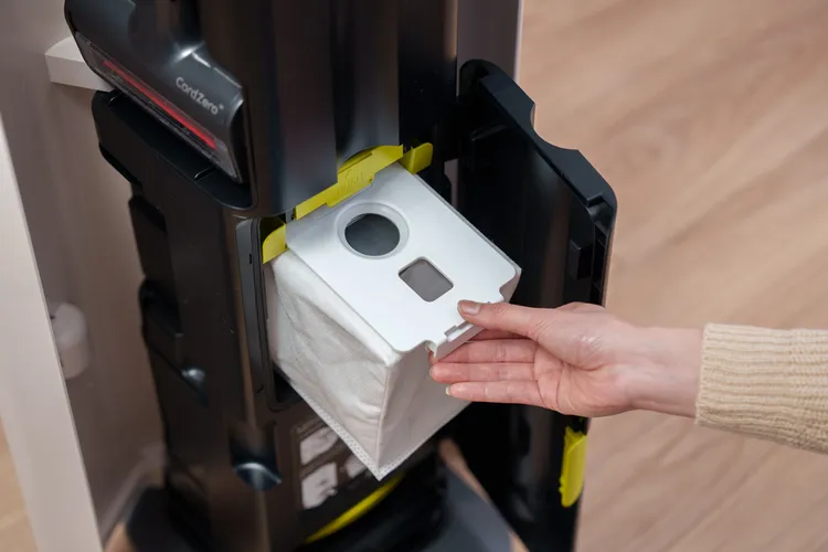 LG A9 TS 自動集塵袋除能使雙手完全不用碰到髒汙，也不會在打開集塵盒時，讓髒汙又再次瀰漫於空氣中。業者提供