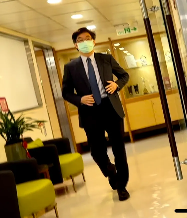 邱仲峯院長請辭當天，表情凝重從院長室步出。特勤中心攝