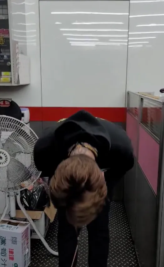 機車行店長三度鞠躬道歉。翻攝自臉書