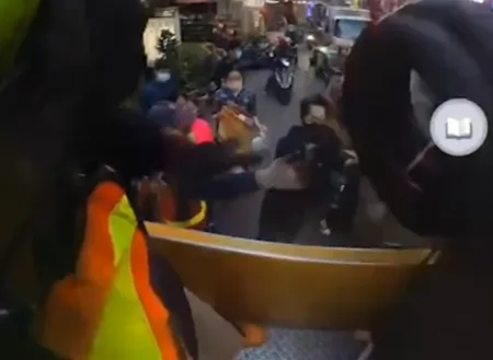 清潔人員急喊不要再丟了！翻攝自社會事新聞影音