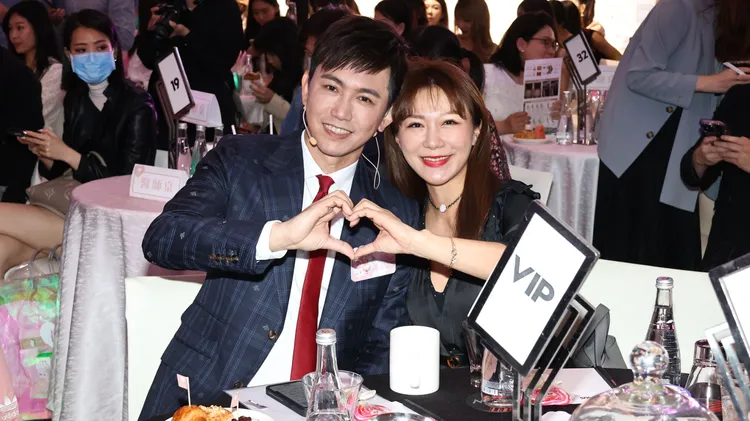 佩甄（右）力挺老公王祚軒的醫美活動。王祚軒不捨老婆之前鏡頭前淚崩，「因為哭完會臉腫嘛，我們又要花時間處理，增加工作量」。莊宗達攝