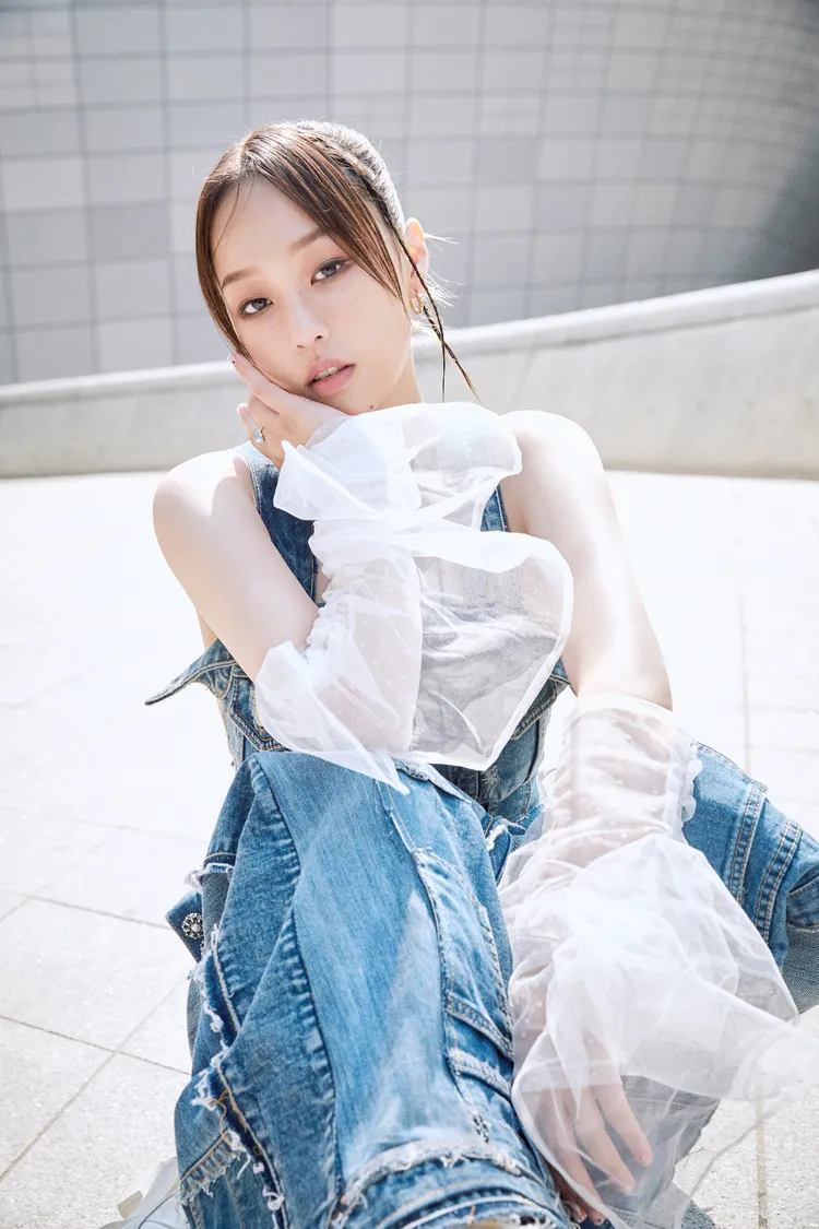 ANGIE穿搭很有態度。