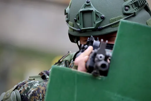 藍委反對修《全動法》! 金門女戰神嗆國防部要16歲青年上戰場「太殘忍」