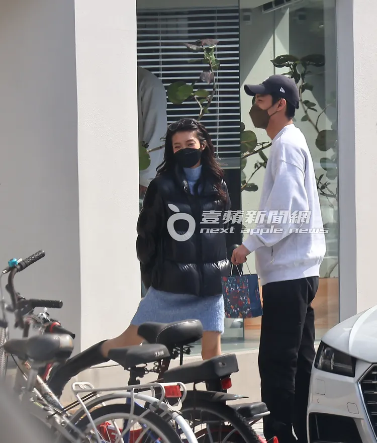 陳華（左）瞇著眼睛，開心和蔡凡熙在咖啡廳門口等入座。特勤中心攝