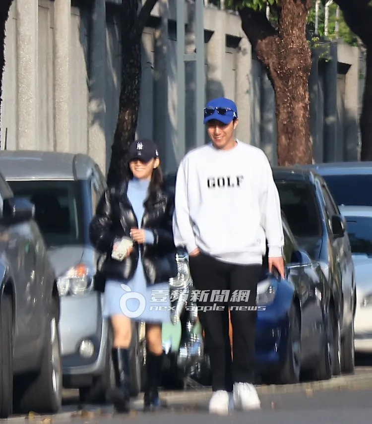 下午茶約會後，小倆口並肩走路去取車，途中不免有許多肢體碰撞。特勤中心攝