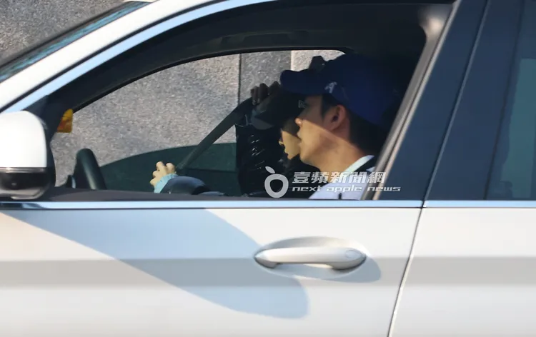 陳華（左）熟練地坐上蔡凡熙座車。特勤中心攝