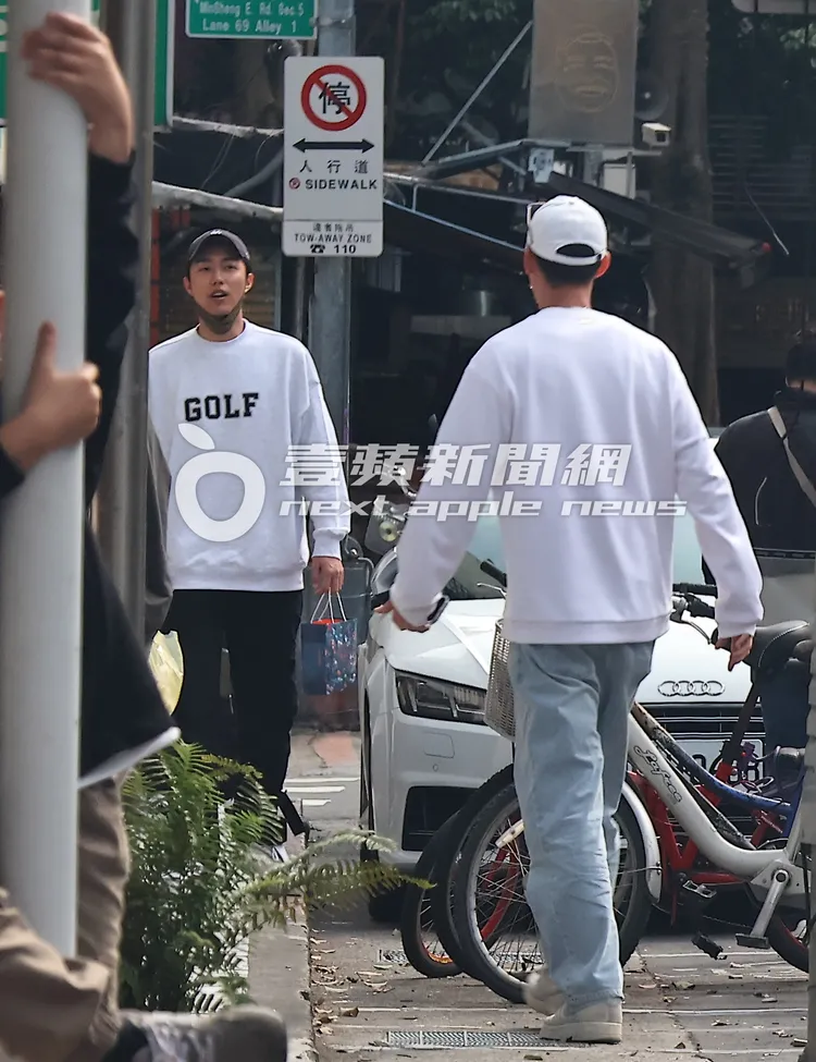 蔡凡熙（左）當天提著小紙袋與友人見面。特勤中心攝