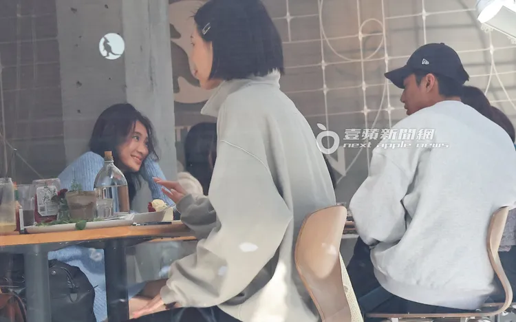 陳華（左）邊撩頭髮，看著蔡凡熙的眼神充滿粉紅泡泡。特勤中心攝