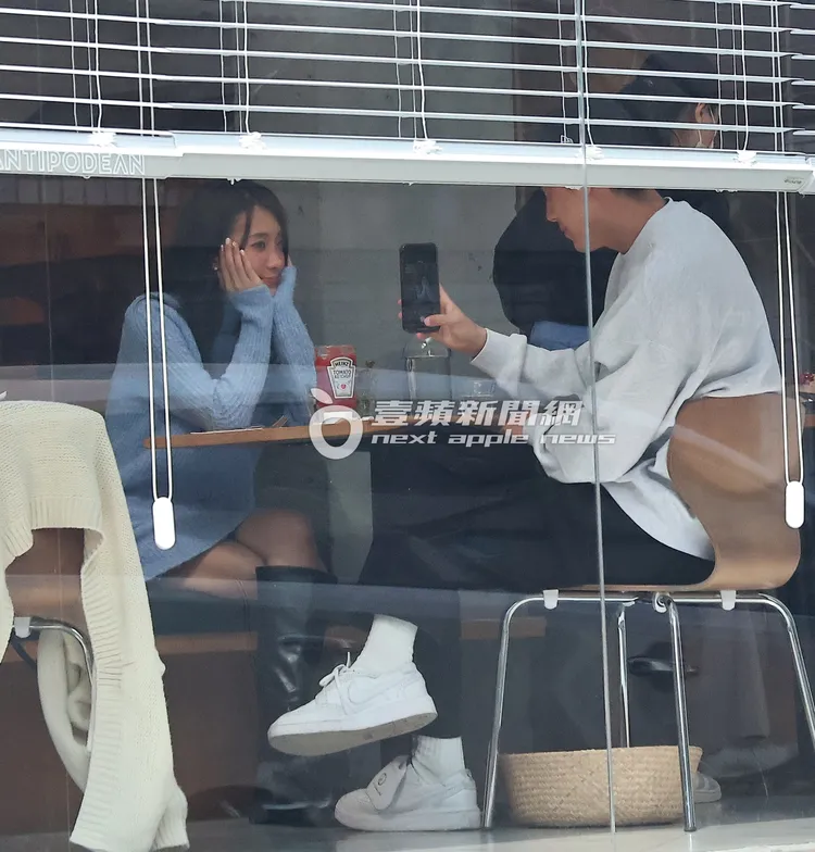 陳華（左）捧著雙頰，讓蔡凡熙幫她拍照。特勤中心攝