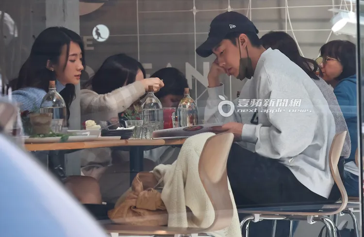 2人入座後一起討論菜單。特勤中心攝