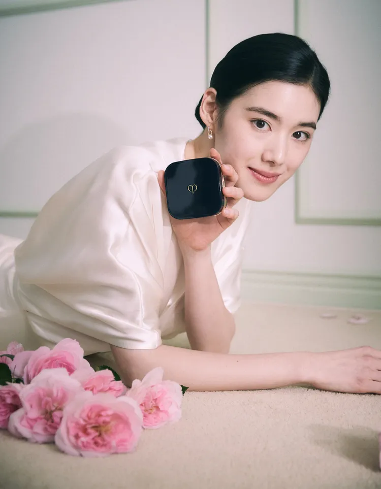 鄭恩彩使用肌膚之鑰水潤光采氣墊粉霜，加持天生自帶的「白富美」氣質。品牌提供