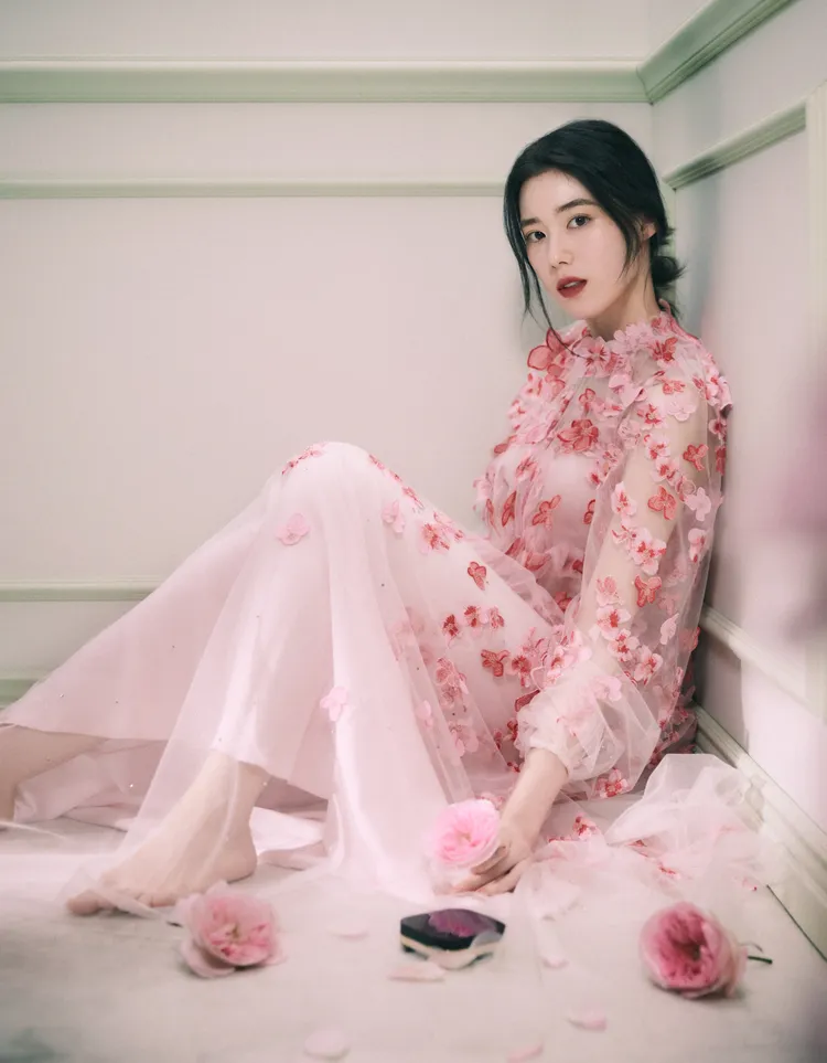 鄭恩彩氣質出眾。品牌提供