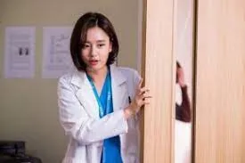 安恩真在《機智醫生生活》飾演婦產科醫師「秋敏荷」。翻攝Netflix