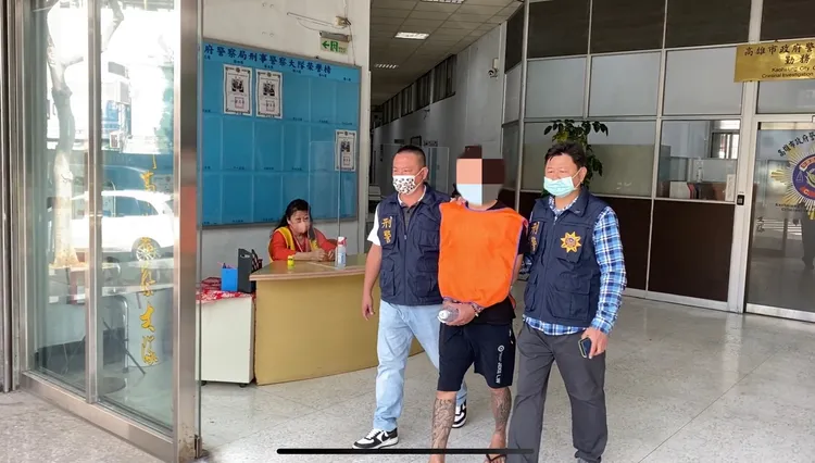 警方移送甘男。讀者提供