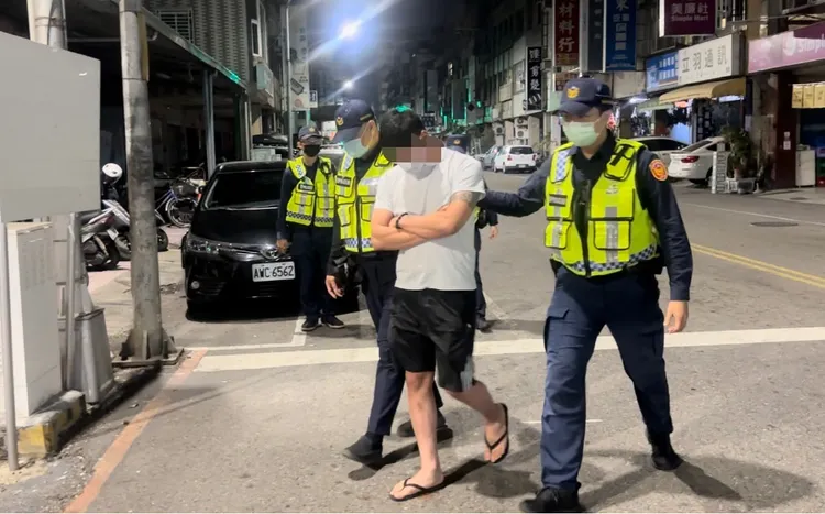 員警帶回鬧事的王姓男子到派出所應訊。讀者提供