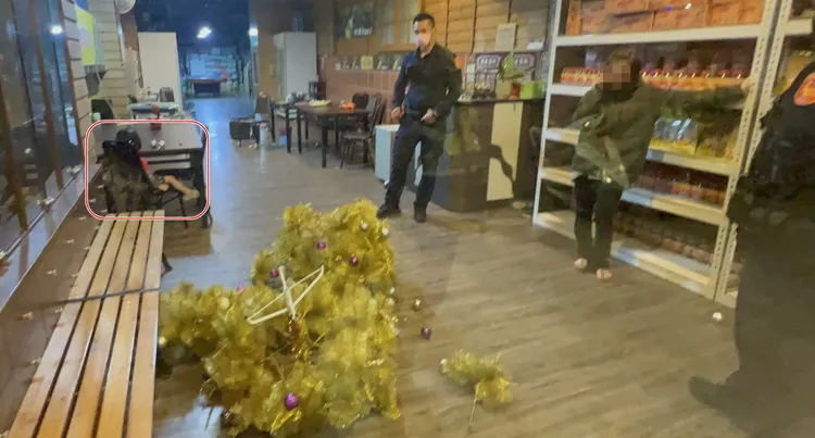 小女娃全程目睹酒客在自家店內鬧事、打媽媽，員警到時，她坐在一旁好奇張望。讀者提供