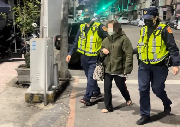 員警帶回武姓老闆娘到派出所應訊。讀者提供