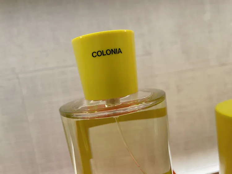 瓶蓋背面印有古龍水名稱。張家玲攝