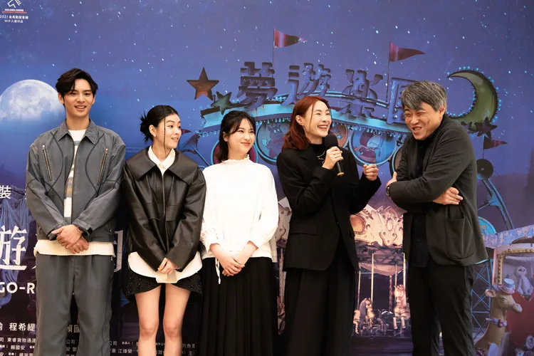 導演賴國安（右起）、演員曾珮瑜、程希緹、宸頤和劉韋辰在首映會共同回憶拍攝趣事。瀚草影視提供