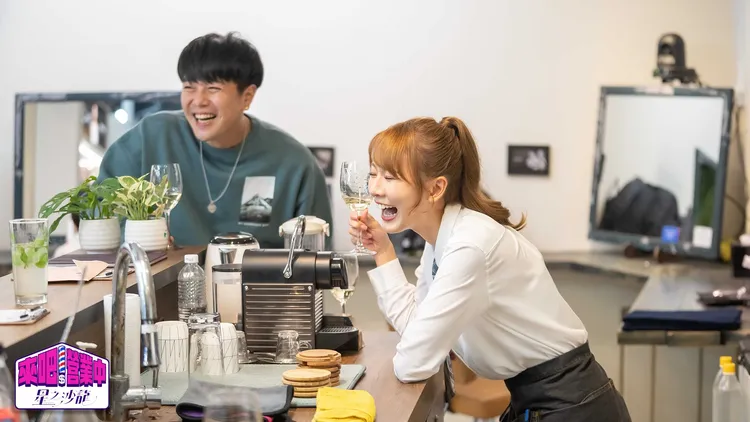 林莎(右)與李易是老戰友。TVBS提供