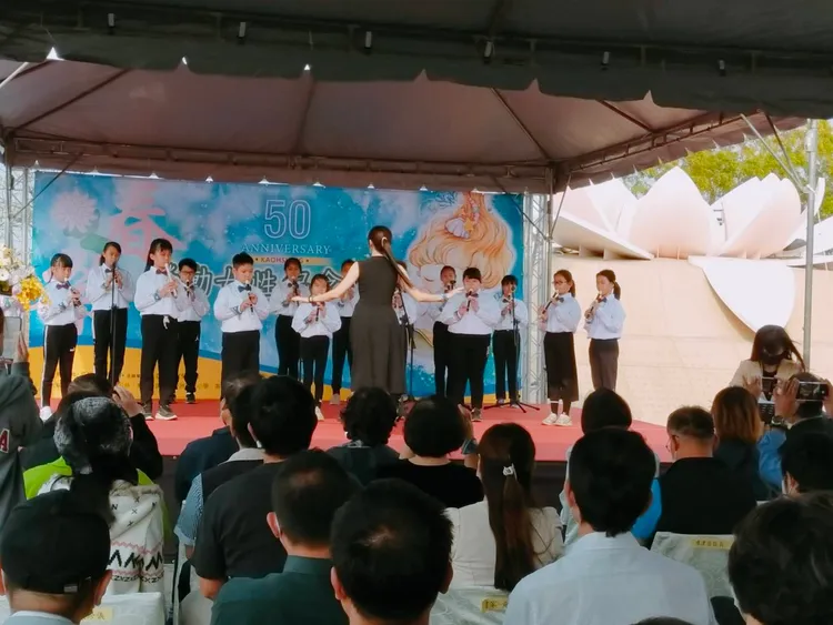 「高中六號」船難事件50 週年，邀請旗津中洲國小直笛合奏。勞工局提供