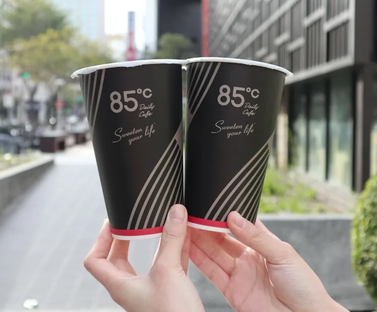 連續3月份五個週五咖啡第二杯半價優惠。85˚C提供