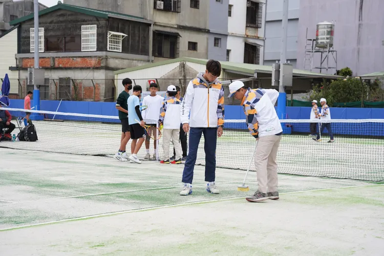 全運會網球場地隨時舖整。新竹縣府提供