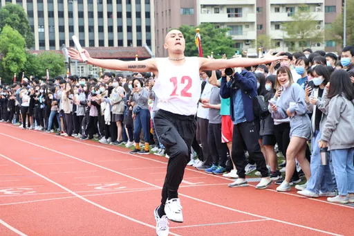 黃宣睽違12年重返母校　驚吐高中被老師要求「不要來學校」原因曝光