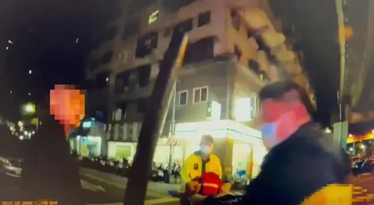 警方詢問黃姓少年友人事發經過。三重警分局提供